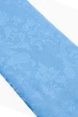 Corbata de color salmón con estampado paisley, acompañada de un pañuelo de bolsillo a juego.