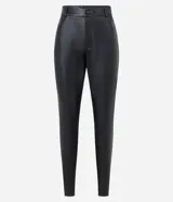 Pantalón skinny de cuero sintético negro, con trabillas en la cintura y bolsillos simulados.
