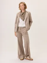 Pantalon de pierna levemente oxford, confeccionado en tejido simil terciopelo con brillo sutil. Presenta bolsillos laterales y cierre frontal.