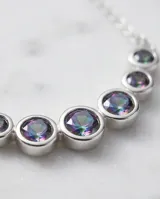 Gargantilla de plata 925 con cadena fina y dije central compuesto por cinco piedras circulares engastadas en plata, dispuestas en forma de arco.