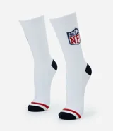 Medias de caña larga color blanco con el logo de la NFL estampado en el lateral. Presentan puntera y talón en color azul marino con una franja roja decorativa en la puntera.
