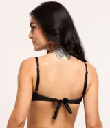 Top de bikini negro con corte media taza, sin copa y con tirantes ajustables.