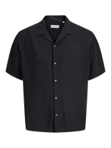 Camisa negra de manga corta con cuello cubano y cierre frontal con botones.