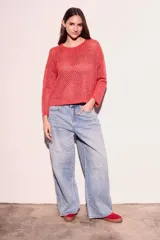 Sweater calado color marrón con lurex, de mangas largas y cuello redondo.