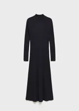 Vestido midi de punto acanalado en color negro, con cuello perkins y manga larga. Presenta un diseño evasé que se ajusta suavemente al cuerpo.