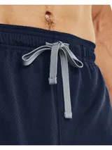 Short deportivo Under Armour de corte holgado, confeccionado en tejido ligero y transpirable. Presenta un diseño liso en color azul marino con el logo de la marca en la parte inferior de la pierna.