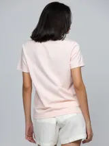 Remera de cuello redondo y manga corta, confeccionada en tejido de punto de algodón regenerativo. Presenta un diseño de corte regular con el logo de la marca bordado en el mismo tono en el pecho.