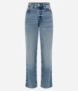 Pantalón de jean corte recto con cintura con trabillas, cierre de botón y cremallera, y bolsillos funcionales en frente y espalda.
