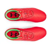 Championes de fútbol Under Armour Magnetico Pro 3, modelo W CLN MG PR3.0FG EIS, de color rojo con detalles en verde brillante en el talón y el interior del cuello. Incorpora tecnología UA Clone en la capellada superior para un ajuste personalizado y suela con tapones para césped natural.