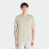 Remera deportiva New Balance de manga corta, color verde claro, con cuello redondo y pequeño logo NB reflectante en el pecho.