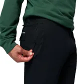 Pantalón chino Columbia de color negro, con bolsillos laterales con cierre y un bolsillo tipo cargo pequeño.