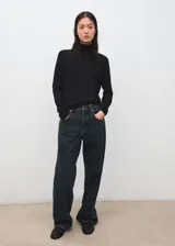 Jersey Luccac negro de cuello alto y manga larga, de corte recto y diseño clásico.
