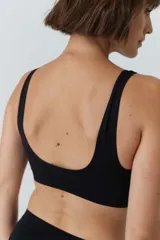 Soutien blanco de microfibra sin costuras, con breteles anchos y espalda entera.