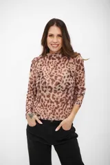 Top de manga larga con cuello alto, confeccionado en tejido de malla semitransparente con estampado animal print.