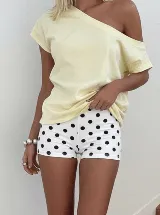 Short ajustado de licra con estampado de lunares negros sobre fondo blanco. Diseño de tiro medio y corte corto.