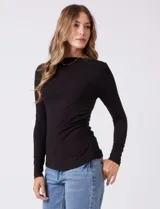 Remera blanca de modal, marca Elie Tahari, con cuello recto, manga larga y frunces en el lateral.
