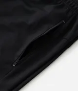 Bermuda deportiva masculina de color azul marino, con cintura elástica y cordón ajustable, bolsillos laterales con cierre y tecnología Dry para mayor transpirabilidad.