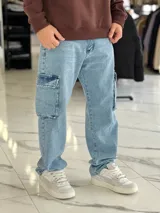 Pantalón cargo de jean azul claro, con bolsillos laterales en las piernas y corte holgado.