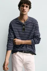 Camiseta relaxed fit de manga larga, con cuello redondo y estampado de rayas horizontales en azul marino y gris.