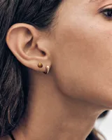 Aro solitario pequeño PDPAOLA de plata de ley bañada en oro de 18k, con diseño minimalista y cierre de presión.