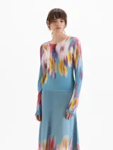 Top de punto ajustado de manga larga y escote redondo, con estampado floral difuminado en tonos azules, rojos y amarillos.