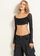 Crop top negro de manga larga, con escote drapeado y diseño ajustado.