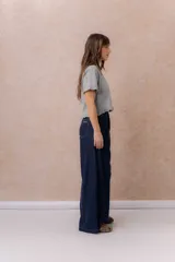 Jean de calce amplio y relajado, color azul, con pierna extra ancha y caída fluida. Diseño de tiro alto con pinzas delanteras y lazo regulable en la cintura. Cuenta con bolsillos laterales y traseros.