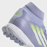 Championes de fútbol Adidas F50 Sparkfusion League para mujer, color lila con detalles en amarillo neón y blanco. Presentan un cuello tipo calcetín integrado y suela de caucho con taches para césped artificial.