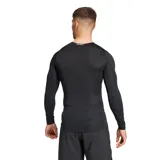 Remera deportiva Adidas Techfit de hombre, color negro, de manga larga y corte ajustado.