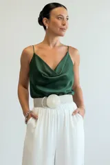 Musculosa de satén color verde oscuro con escote drapeado tipo buche y breteles finos ajustables.