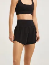 Short deportivo de color negro con calza biker integrada, confeccionado en tejido técnico ligero y elástico, con cintura alta y ajuste cómodo.