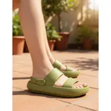 Chancletas tipo gomones de diseño ergonómico, color verde oliva, con doble tira ancha en el empeine y tira trasera ajustable. Fabricadas en material sintético antideslizante con suela de plataforma.