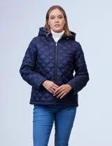 Campera capitoneada azul marino con capucha desmontable, cierre metálico central, bolsillos delanteros y avíos metálicos con logo de la marca Michael Kors.