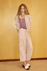 Pantalón cargo de tiro medio confeccionado en mezcla de lino. Presenta cintura con cordón ajustable, bolsillos de plastrón en el delantero y en las piernas, y bajo ajustable con cordones.