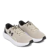 Championes de running Under Armour modelo Charged Surge 4, color beige con detalles en negro y suela blanca. Confeccionados en malla transpirable con refuerzos sintéticos laterales para mayor soporte y entresuela con tecnología Charged Cushioning para una amortiguación reactiva.