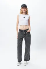 Top sin mangas, corto, color blanco, de tejido acanalado, con un pequeño estampado frontal de una frutilla y texto.