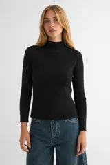 Polera negra de tejido de punto acanalado, con cuello alto y mangas largas.
