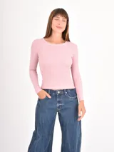 Remera de manga larga con diseño de rayas horizontales finas en blanco y negro, cuello redondo y corte ajustado.