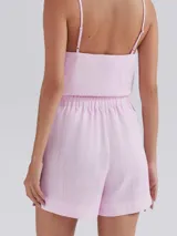 Short de cintura alta con elástico y cordón ajustable, confeccionado en tela ligera con textura, de corte holgado y ruedo redondeado.