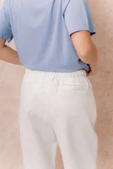 Pantalón de jogging blanco de corte relajado y pierna recta, con cintura elastizada y bolsillos laterales.