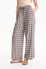 Pantalón ancho de lino con estampado en blanco y negro, cintura elástica con cordón de ajuste y bolsillos laterales.