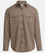 Camisa verde militar de manga larga en sarga de algodón, con cuello clásico, cierre frontal abotonado y dos bolsillos con solapa abotonada en el pecho.