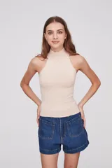 Musculosa color beige de viscosa con cuello halter y corte ajustado.