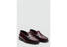 Zapato tipo mocasín de piel bovina en color bordó, con diseño clásico de punta redonda y detalle de antifaz en el empeine.