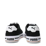 Championes urbanos Puma modelo Court Classic Vulc Fs, color negro con la icónica franja lateral en blanco. Presentan una suela vulcanizada de plataforma con detalles en negro y marrón, y cierre mediante cordones.