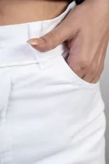 Pantalón blanco de corte wide leg, tiro alto y confección en denim.