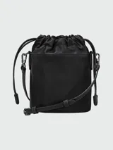 Cartera tipo crossbody de cuero, tamaño pequeño, con diseño de cubo, cierre de solapa con botón a presión y cordones ajustables laterales.