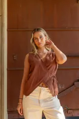 Blusa color beige de tusor con diseño cruzado en el frente, ajustable con lazo interno.