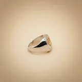 Anillo tipo sello de plata 925 con superficie texturizada y símbolo de psicología en relieve de oro 18k.
