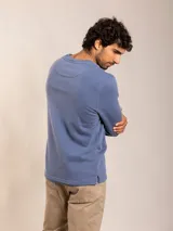 Sweater azul de cuello redondo y manga larga.